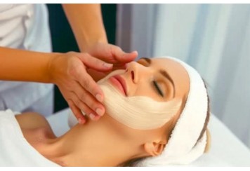 　　肤色暗黄常常让人看起来疲惫，精神状态萎靡。整个人看起来精神状态欠佳。那么，改善皮肤暗黄的方式有哪些呢？以及是什么原因导致这种肤色暗黄的。接下来，我们来详细了解一下改善皮肤暗黄的方法以及产生的原因，以此来拥有更亮白的肤色。